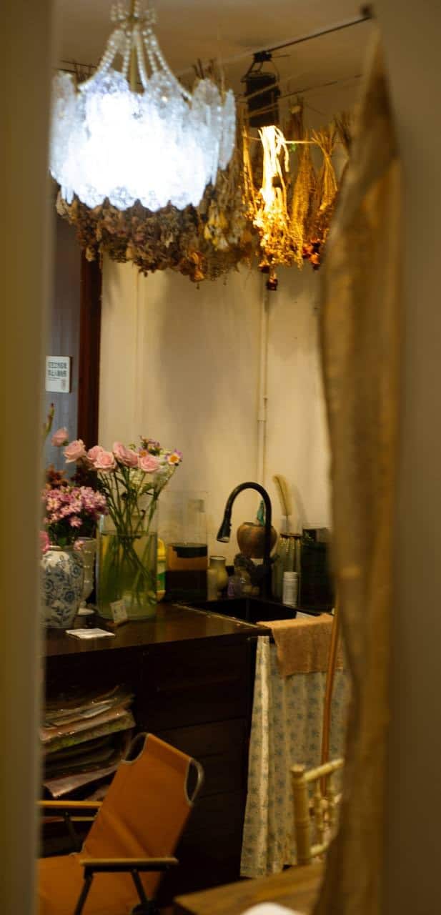 Wooden counter with flowers at Moon Ke Coffee (Moon可咖啡), a Shenzhen coffee shop, thirstyguide.com