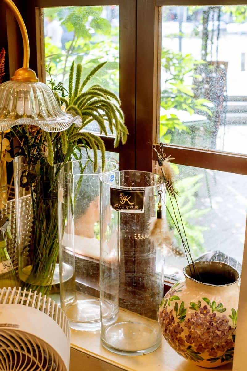 Vases, pot and lamp by a window at Moon Ke Coffee (Moon可咖啡), a Shenzhen coffee shop, photographed for thirstyguide.com.